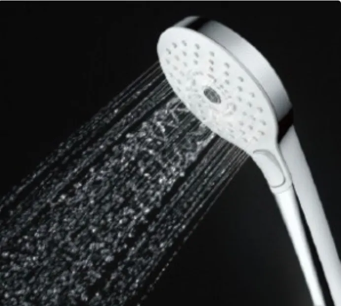 「節水」と「適度な刺激感」を両立したシャワーです。TOTO独自のノズルで大粒の水玉をスイングしながら勢いよく吐水。スプレーシャワーとミックスし、適度な刺激のある浴び心地で節水を実現します。